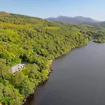 Villa Caragh House - Lakeside Escape And Sauna *