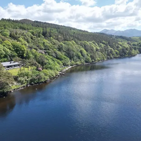 Caragh House - Lakefront Escape And Sauna Villa *