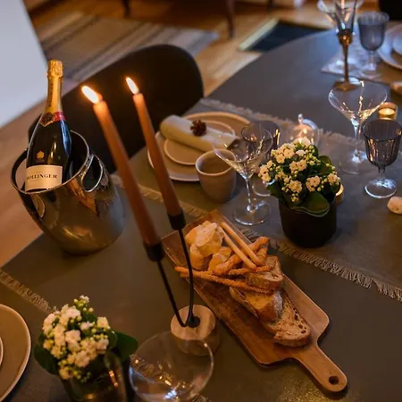 Vila Caragh House - Lakeside Escape And Sauna