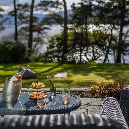 Caragh House - Lakefront Escape And Sauna