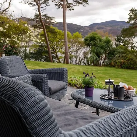 Caragh House - Lakefront Escape And Sauna Villa *