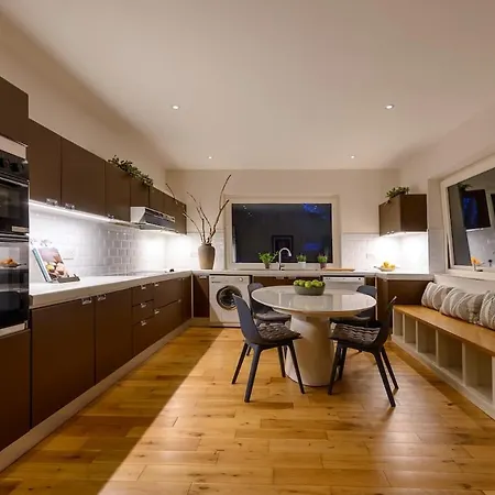 Caragh House - Lakefront Escape And Sauna *