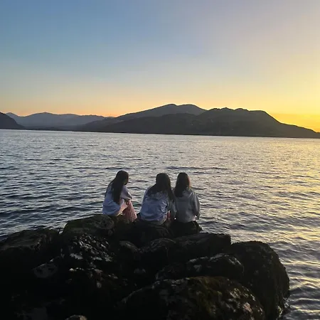 Vila Caragh House - Lakeside Escape And Sauna