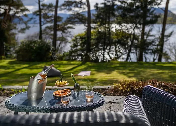 Caragh House - Lakeside Escape And Sauna