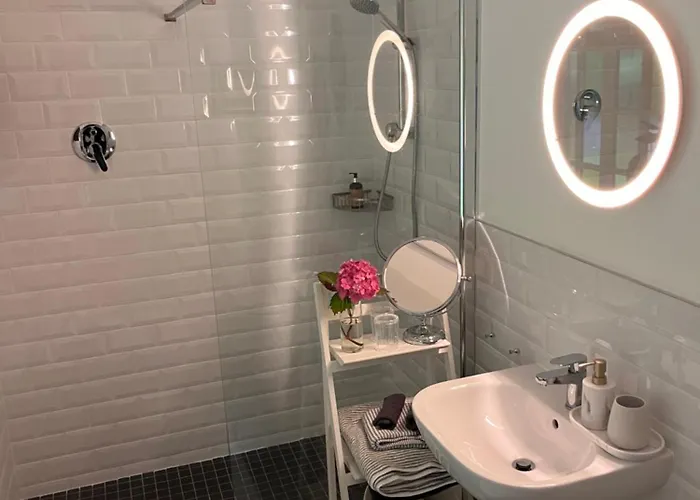 Villa Caragh House - Lakeside Escape And Sauna *