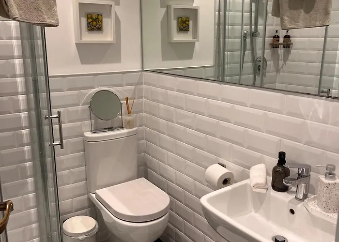 Caragh House - Lakeside Escape And Sauna