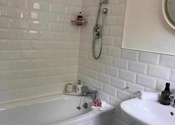 Caragh House - Lakeside Escape And Sauna *